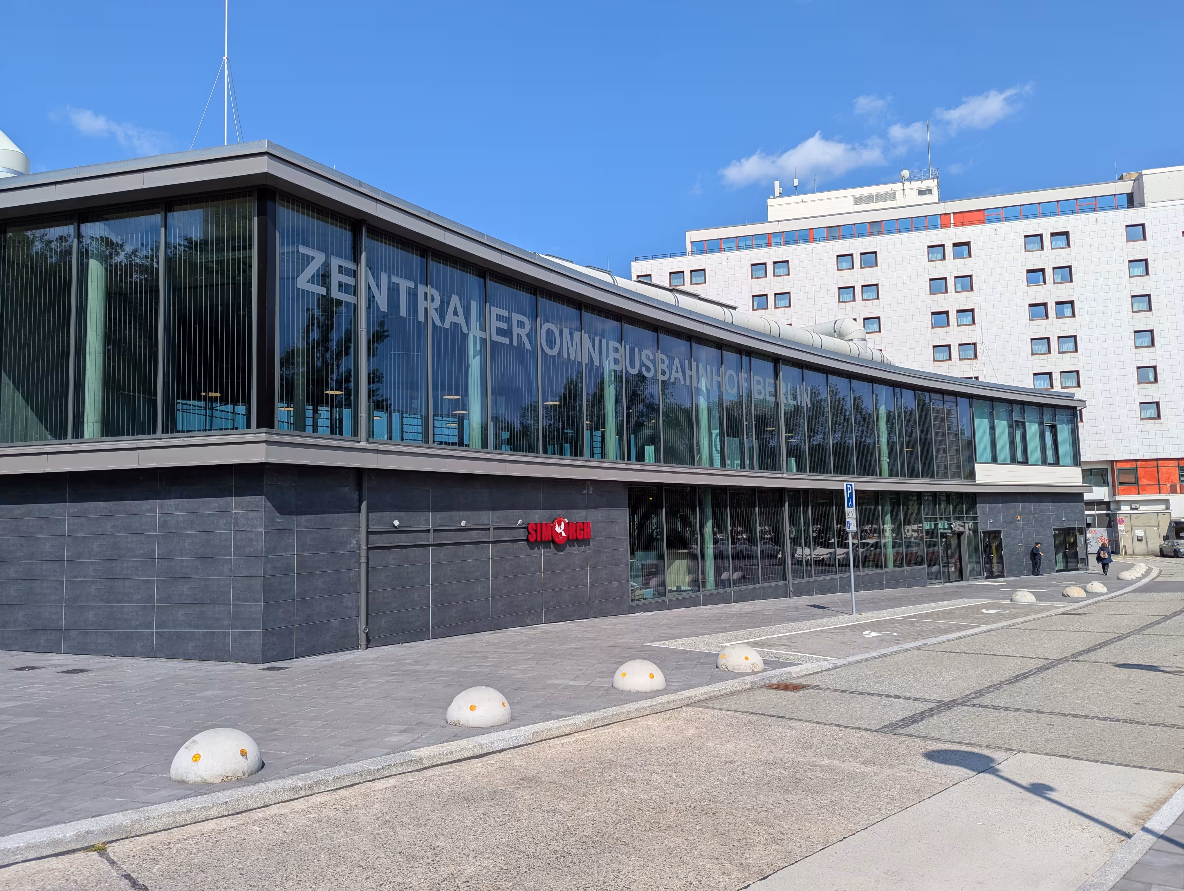 eine Außenaufnahme der Wartehalle